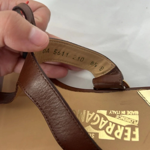 Salvatore Ferragamo Beccaria Brown Leather T-Strap Sandals Flops 8.5 - Picture 3 of 7